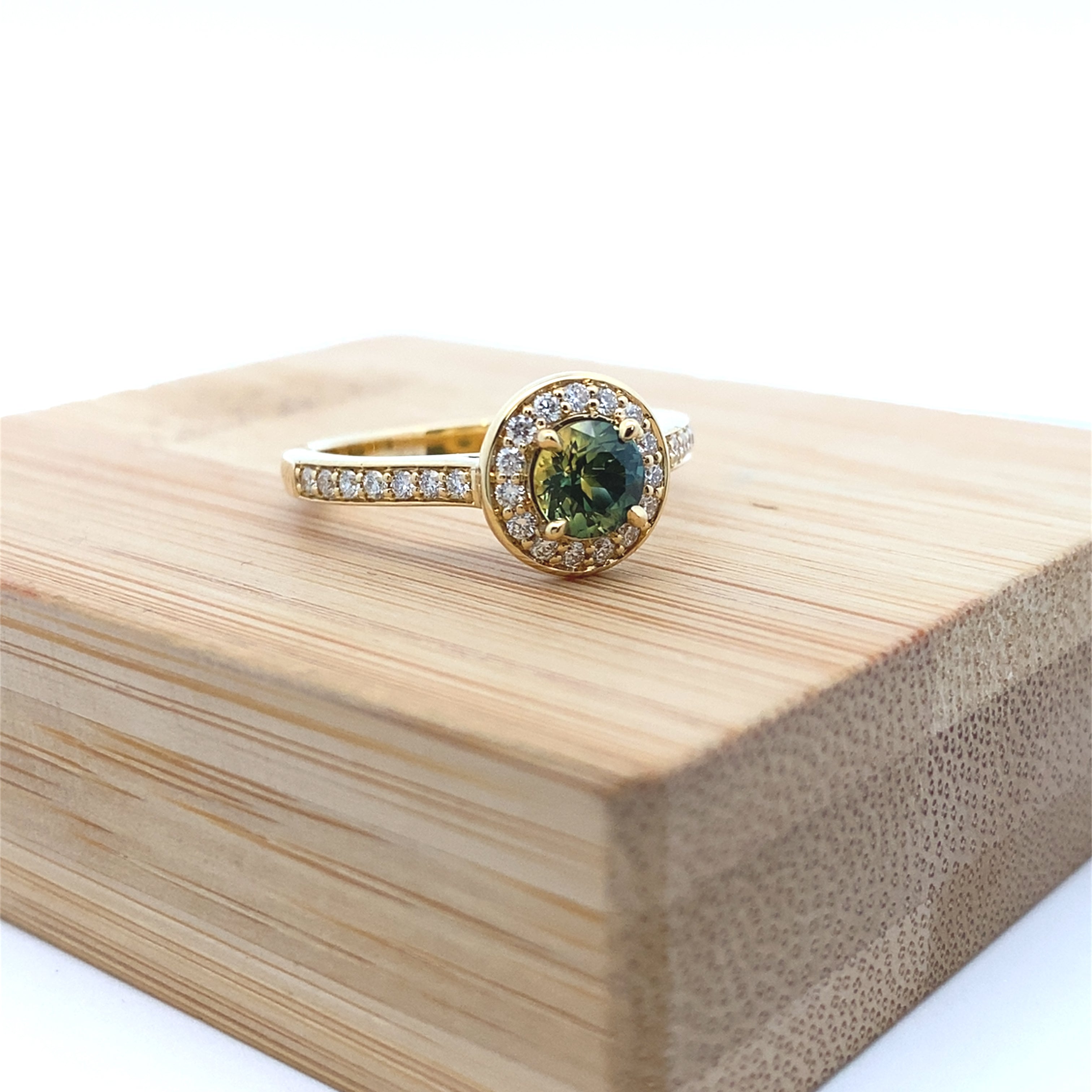 18ct Yellow Gold Diamond and Sapphire Ring