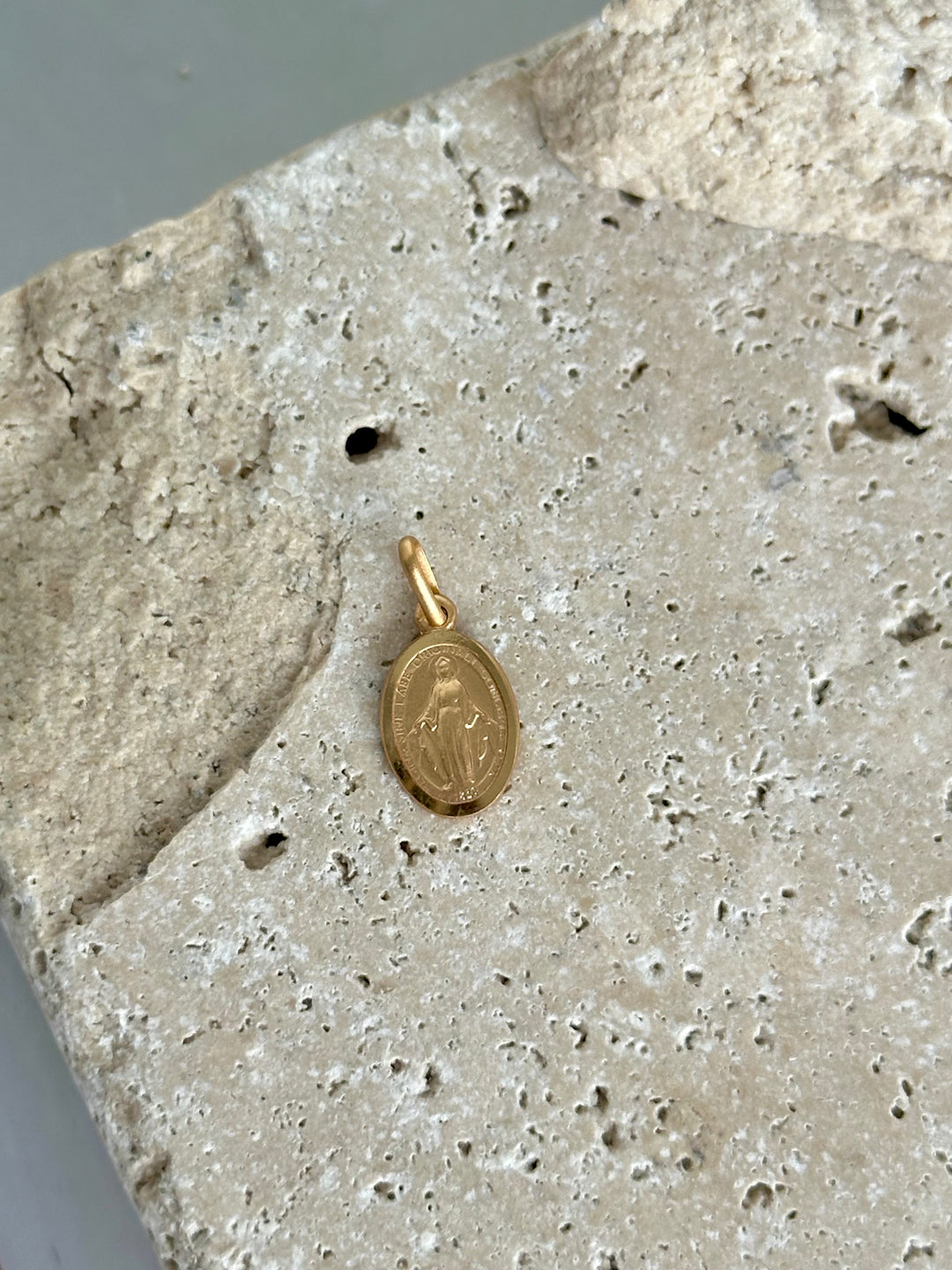 9ct Gold Petite Madonna Pendant