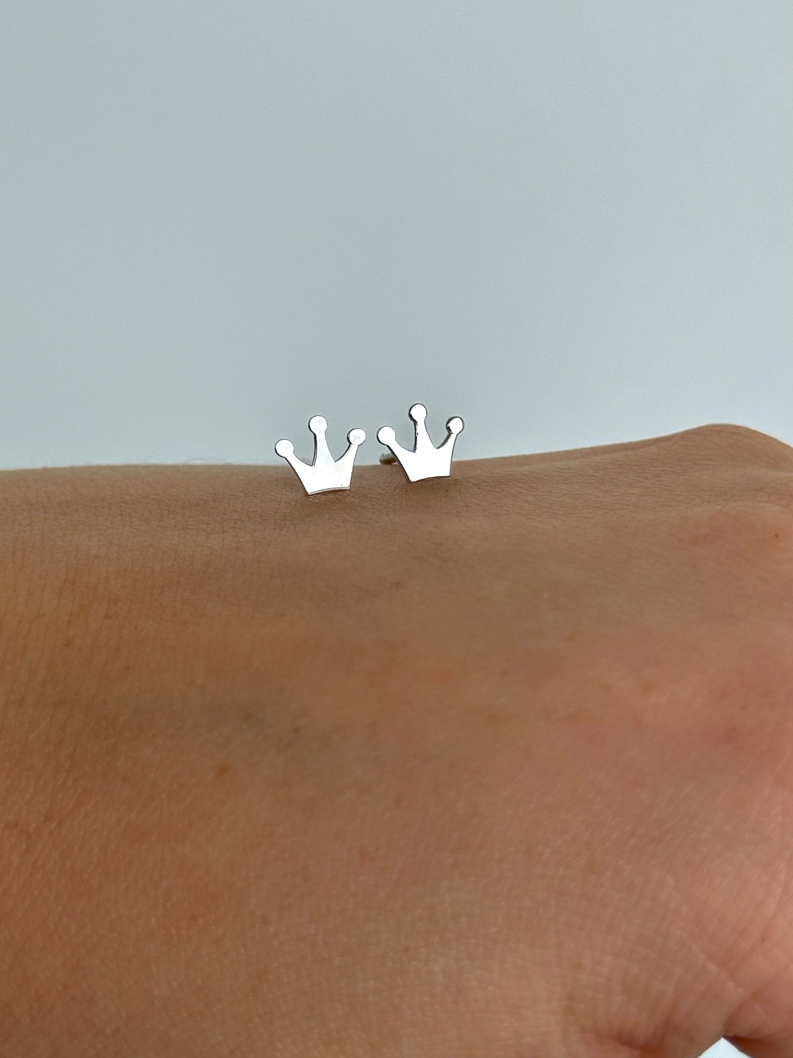 9ct White Gold Crown Studs