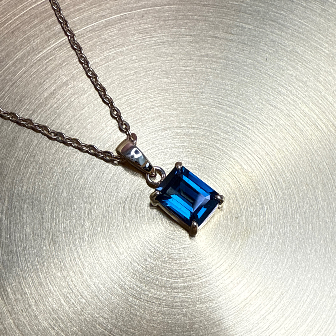 9ct Yellow Gold Green London Blue Topaz Necklace