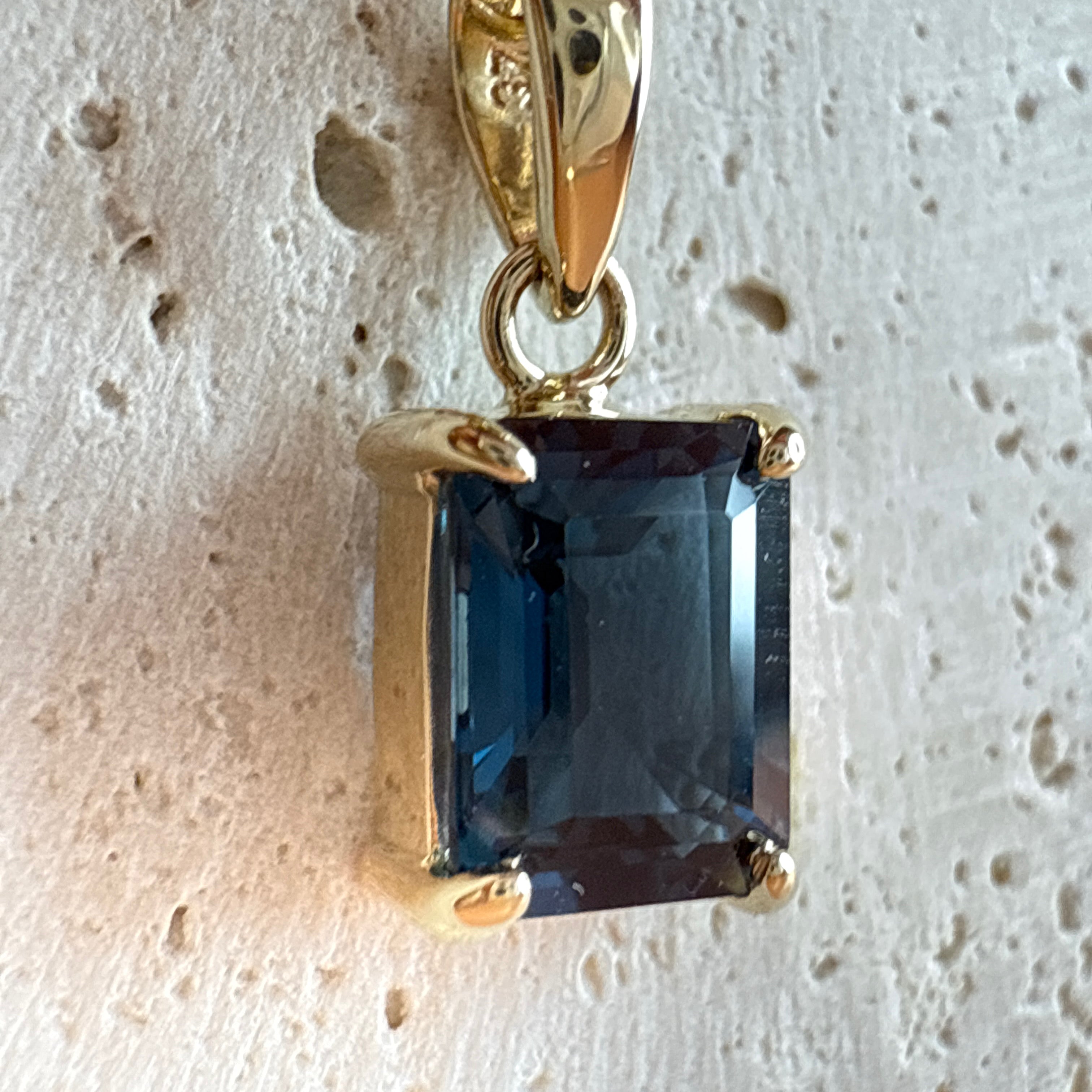 9ct Yellow Gold Green London Blue Topaz Necklace