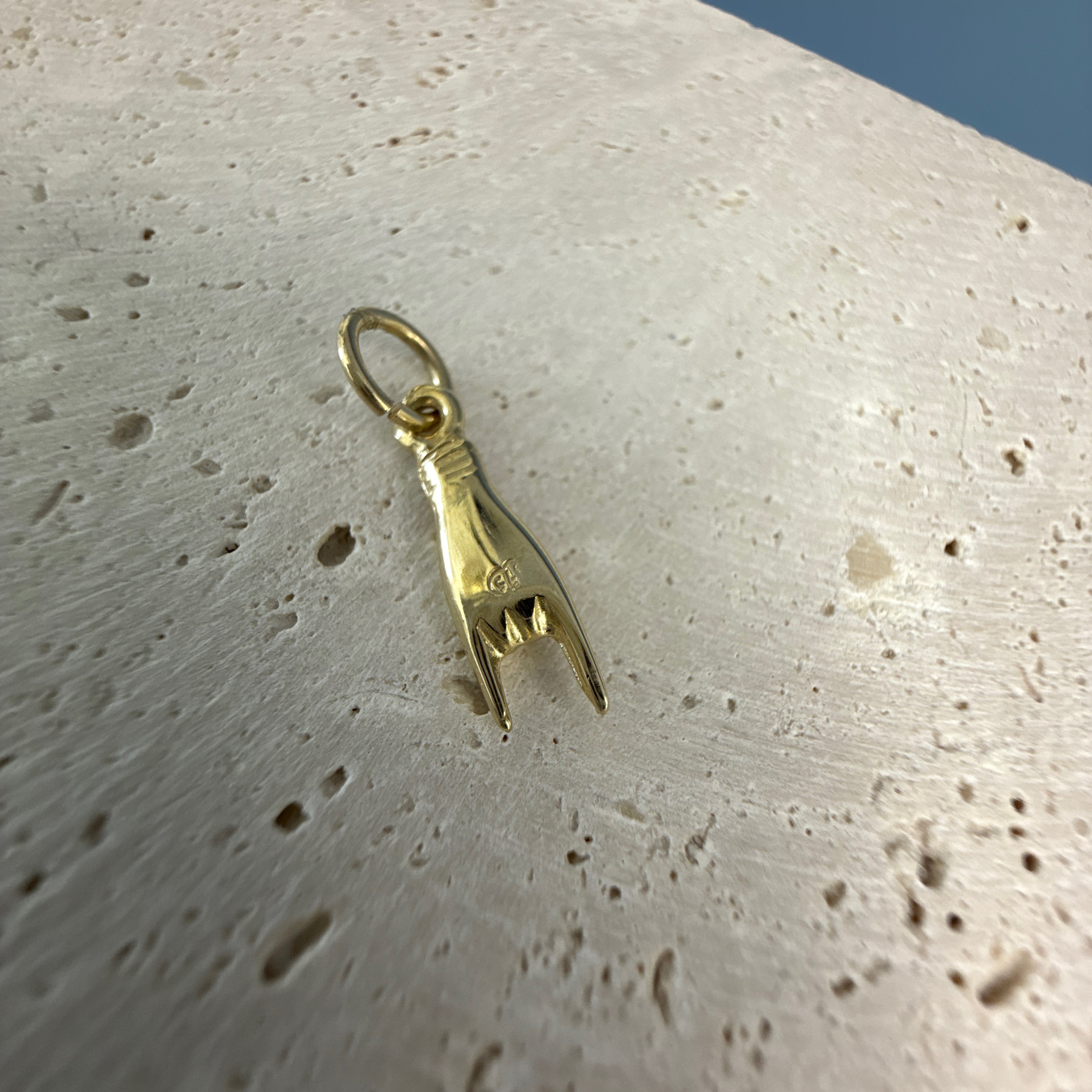 9ct Yellow Gold Hand (Mano) Pendant