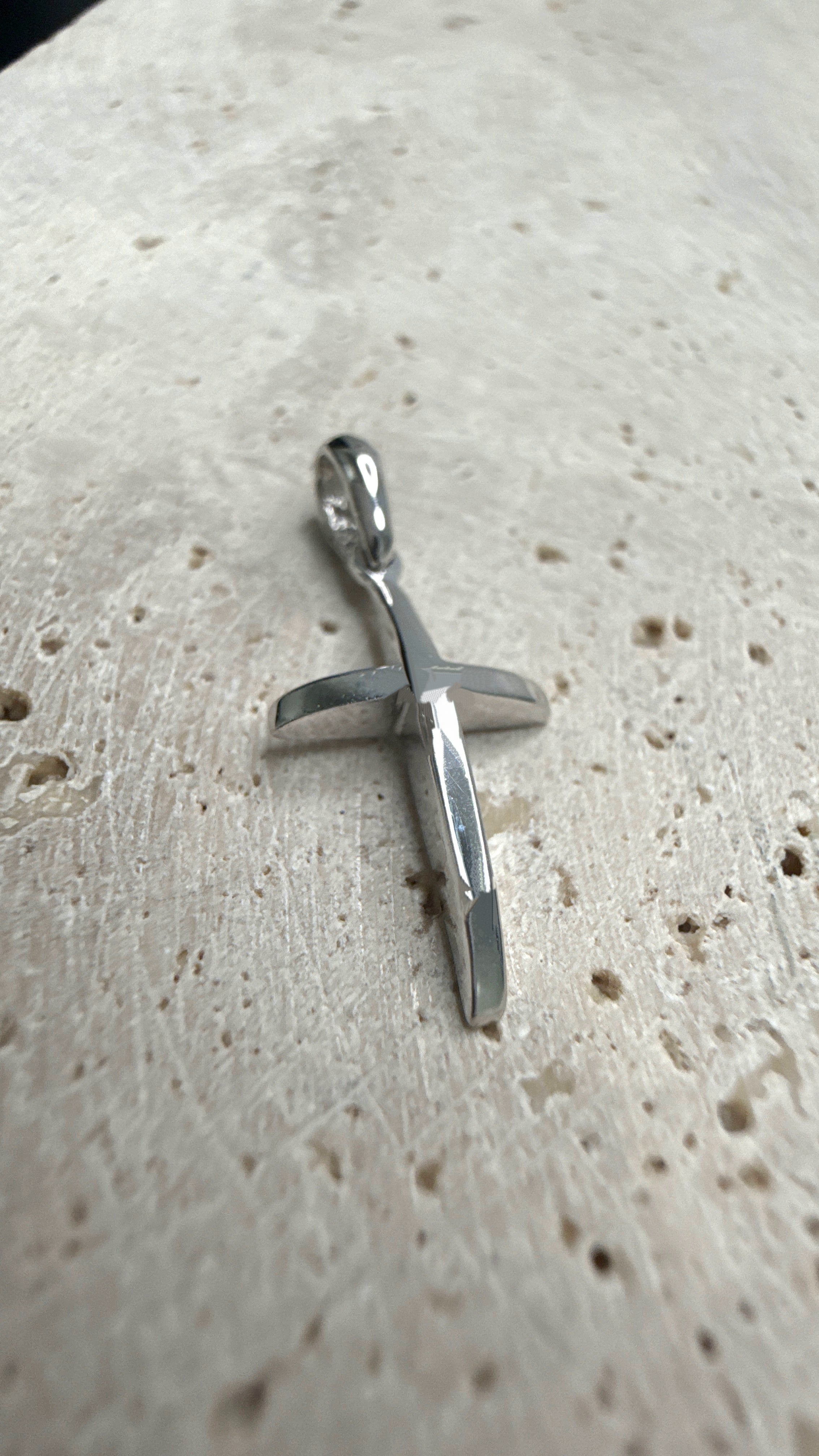 18ct White Gold Cross Pendant – Rounded Profile
