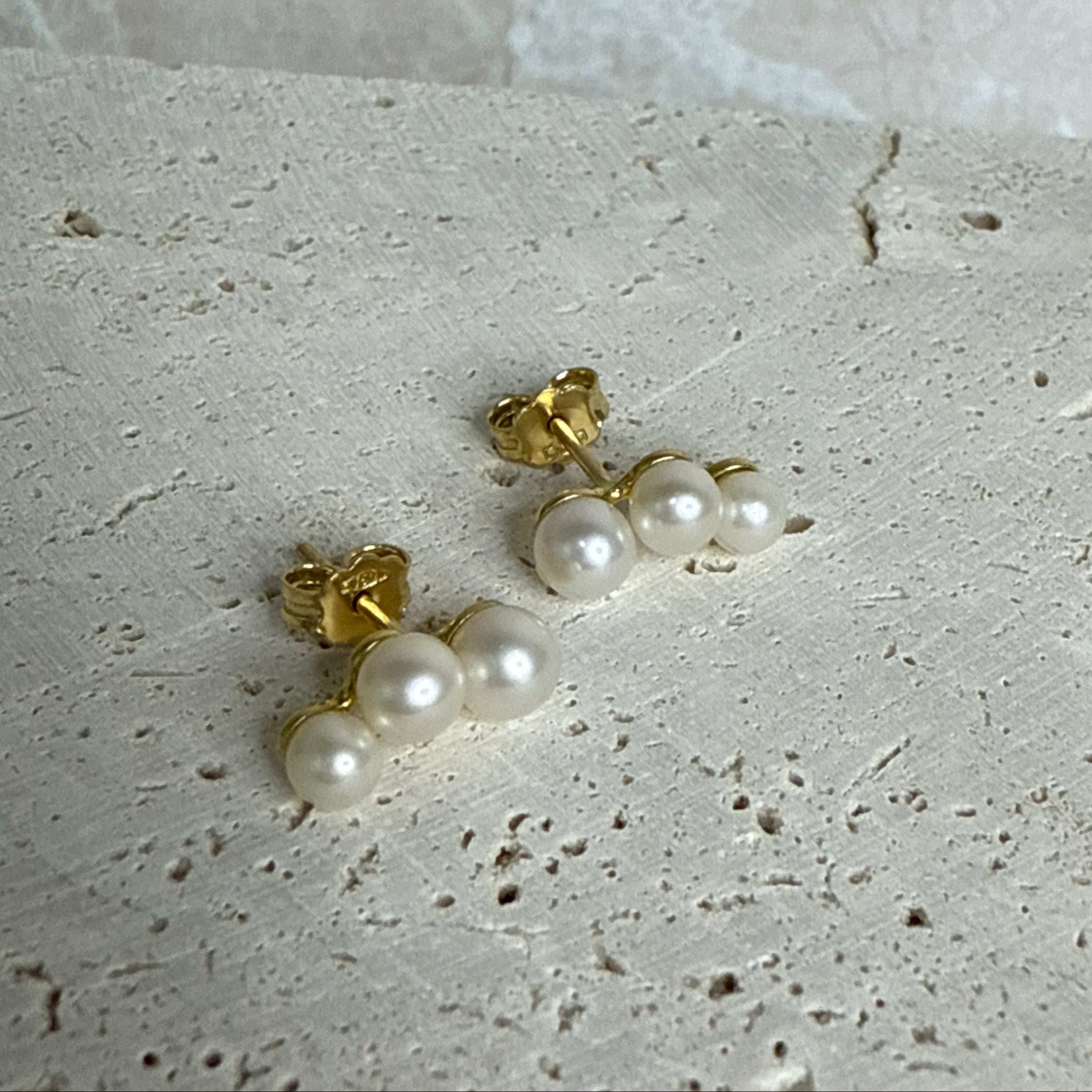 18ct Yellow Gold Graduated Freshwater Pearl Stud Earrings