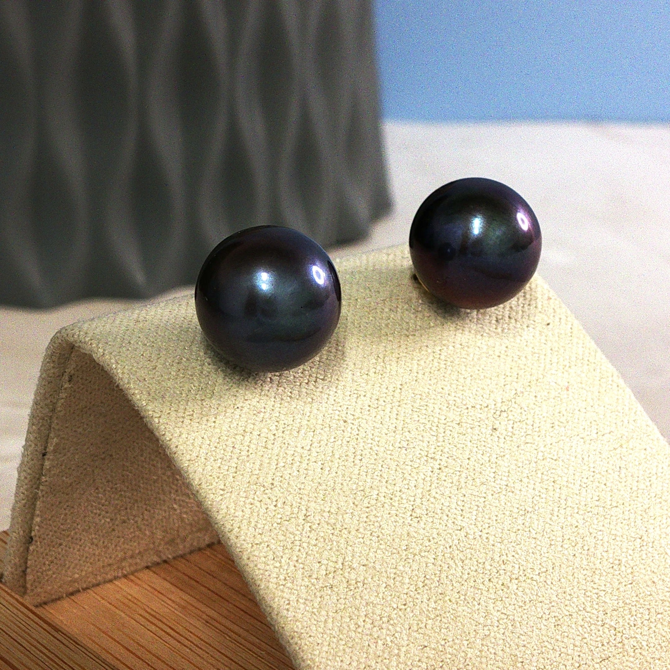 14ct Yellow Gold Black Freshwater Pearl Stud Earrings